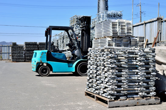 足場鳶：資材置き場