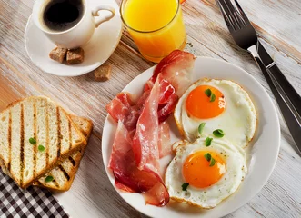 Photo sur Aluminium Oeufs sur le plat Oeufs au plat, bacon et café pour le petit déjeuner