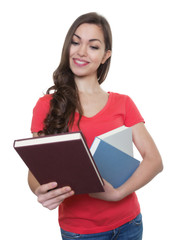 Fototapeta premium Studentin mit langen dunklen Haaren schaut Buch an