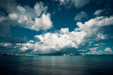 Obraz premium Beautiful sea and clouds sky