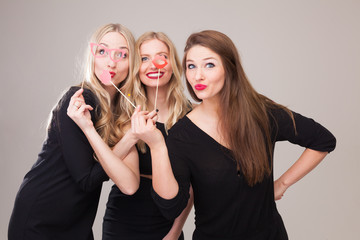 Frauen machen Foto vor Photobooth