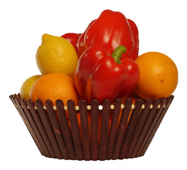 цитрусовые фрукты и болгарский перец в корзине на белом фоне