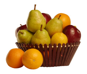 Фрукты в корзине на белом фоне