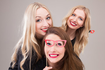Frauen machen Foto vor Photobooth