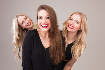 Frauen machen Foto vor Photobooth