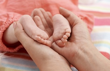 Obraz na płótnie Canvas Closeup photo of bare baby feet