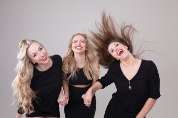 Frauen machen Foto vor Photobooth