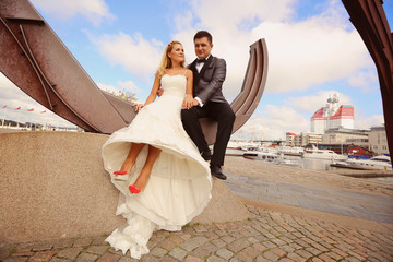 groom and bride in the city