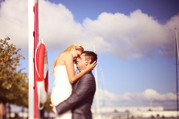 bride and groom kissing in the city