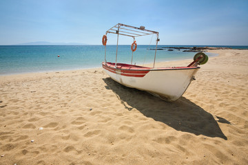 Naklejka premium The old fishboat on sand beach