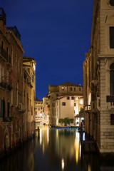 Fototapeta na wymiar Night channel with dark blue sky in Venice