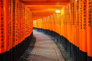 Gordijnen Torii-poorten in Fushimi Inari-schrijn, Kyoto, Japan © lkunl