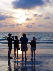 Menschen am Strand mit Abendsonne