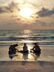 Menschen am Strand mit Abendsonne