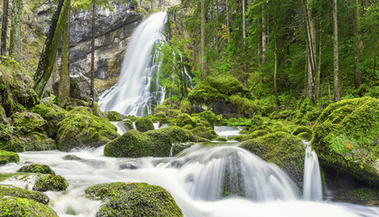 Wasserfall mit Wildbach