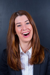 Junge Businessfrau humorvoll 