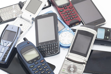 Telefonini di vecchia e di nuova generazione