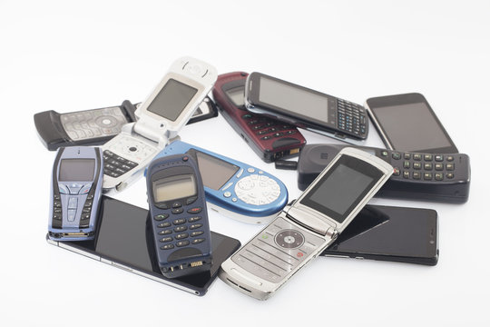Telefonini di vecchia e di nuova generazione