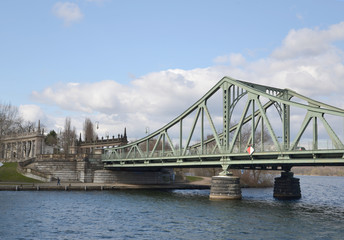 Fototapeta na wymiar Arkaden an der Glienicker Brücke