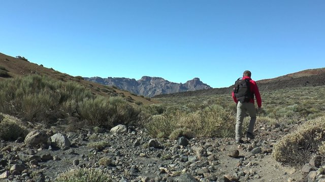randonneur dans le d&eacute;sert