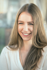 Fototapeta premium uśmiechnięta kobieta