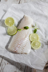 Fischfilet, Seelachs, Limetten, Kräuter, Papier
