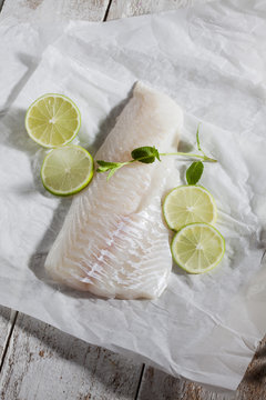 Fischfilet, Seelachs, Limetten, Kr&auml;uter, Papier