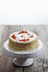 Weincreme Torte mit Verzierung, Tortenständer, Holz