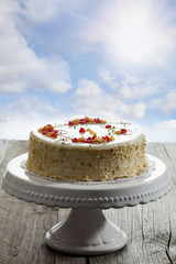 Weincreme Torte mit Verzierung, Holz, Sonnenschein