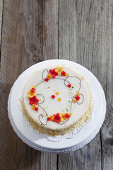 Weincreme Torte mit Verzierung, Tortenständer, Holz