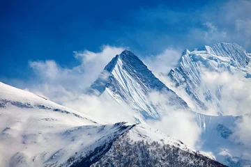 Fotobehang Dhaulagiri Sneeuw bedekte bergen.