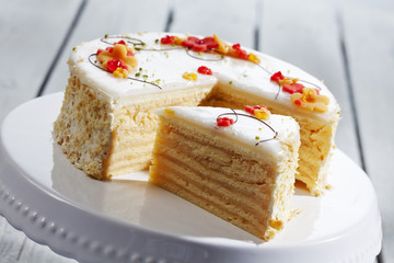 Weincreme Torte mit Verzierung, Tortenständer, Holz