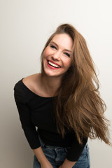Frauen machen Foto vor Photobooth