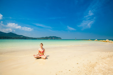 Obraz premium Summer yoga meditation on a beach