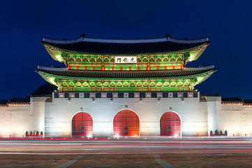 Obraz premium Geyongbokgung Palace at night in Seoul, South Korea.