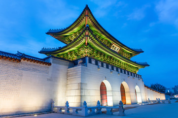 Fototapeta premium Gyeongbokgung palace at night in Seoul, South Korea.
