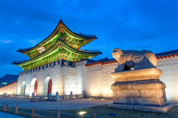 Fototapeta premium Geyongbokgung Palace at night in Seoul, South Korea.