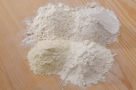 Farine su tagliere di legno