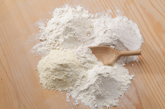 Farine su tagliere di legno