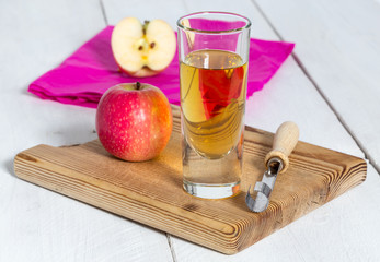 Apfelsaft frisch gepresst im Glas auf Holz