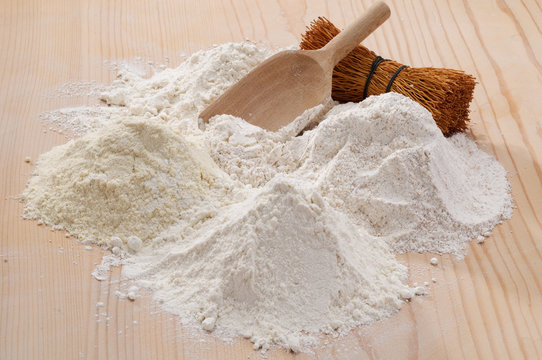 Farina su tagliere di legno