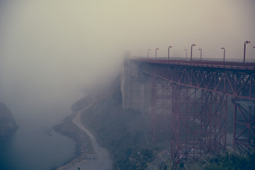 Golden Gate Brücke in San Francisco im Nebel
