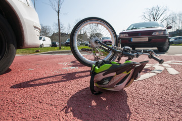 Kinder auf dem Radweg
