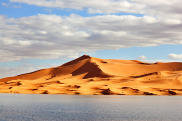 Fototapeta na wymiar Sand dunes with lake in Morocco