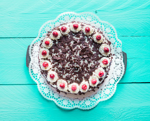 Schwarzwälder Kirschtorte auf türkisem Holz