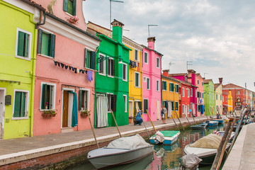 Fototapeta na wymiar Venise Burano canal maisons colorées