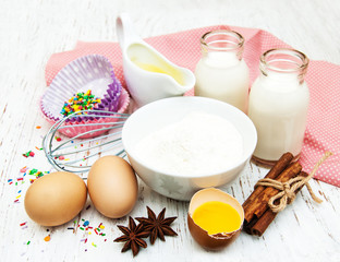 Obraz na płótnie Canvas ingredients needed for baking cupcakes