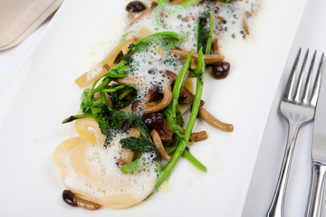 Pasta vegetarisch mit Parmesan Ravioli, Pilzen, Brokkoli