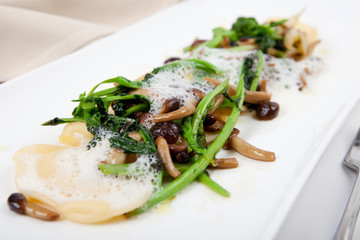 Pasta vegetarisch, Parmesan-Ravioli mit Brokkoli und Pilze