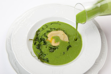 Vegetarische Pasta Vorspeise mit Rucola Suppe und Ravioli